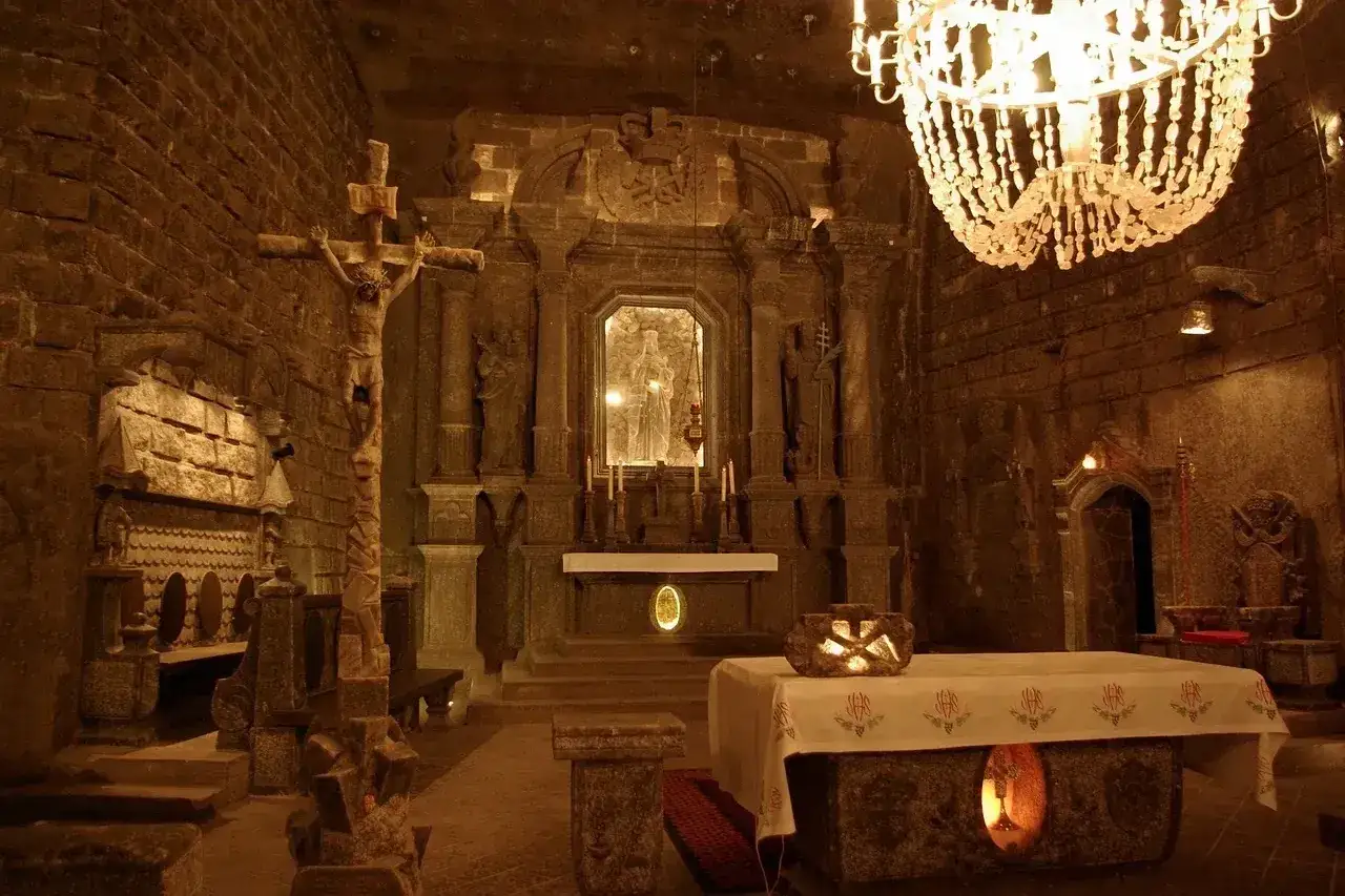 Kaplica w kopalni soli „Wieliczka” zdjęcia. Ołtarz, krucyfiks i żyrandol z kryształów soli.