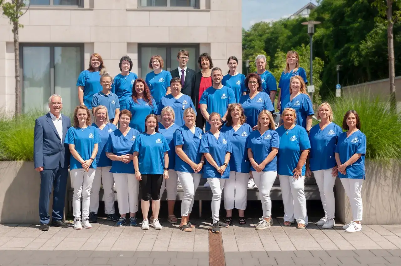 Das Team des avr emk. steht stolz vor dem Gebäude, bereit, Patienten zu versorgen.