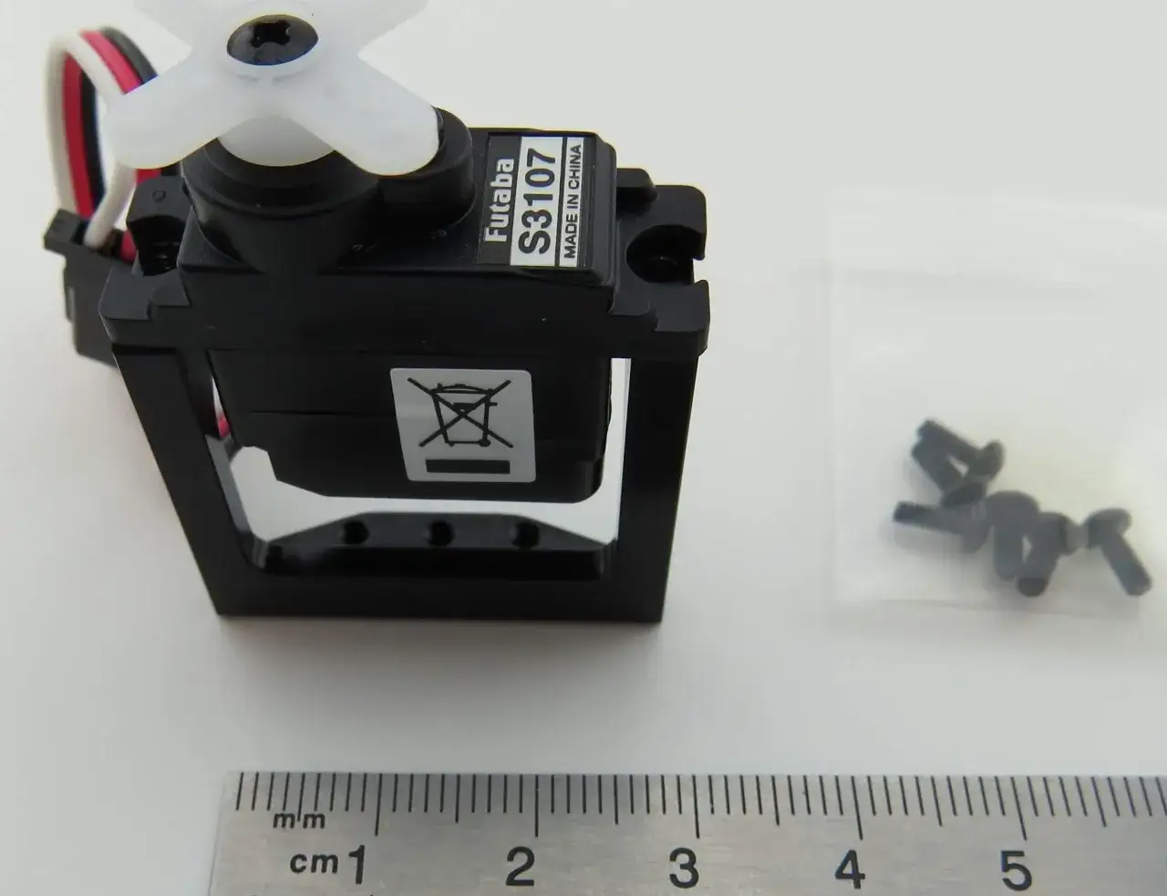 Schwarze servohalterung für Futaba S3107 Servo, mit Schrauben und Lineal.