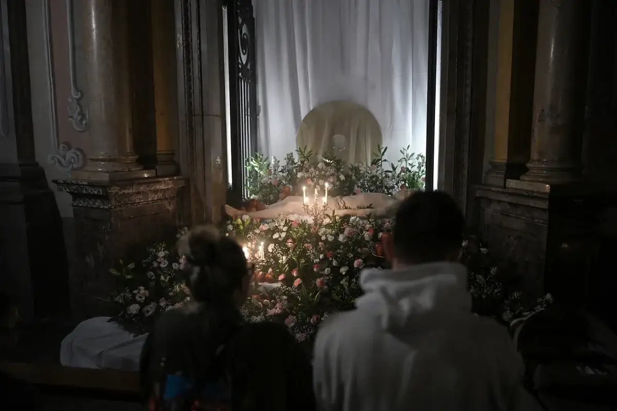 Wielka Sobota: Grobowiec Jezusa otoczony kwiatami i świecami. Czy msza w Wielką Sobotę jest obowiązkowa?