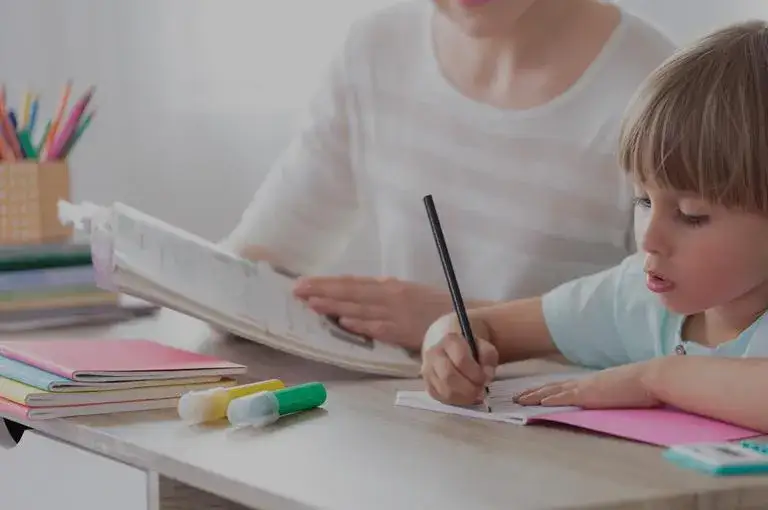 uczeń z dysleksją piszący w zeszycie