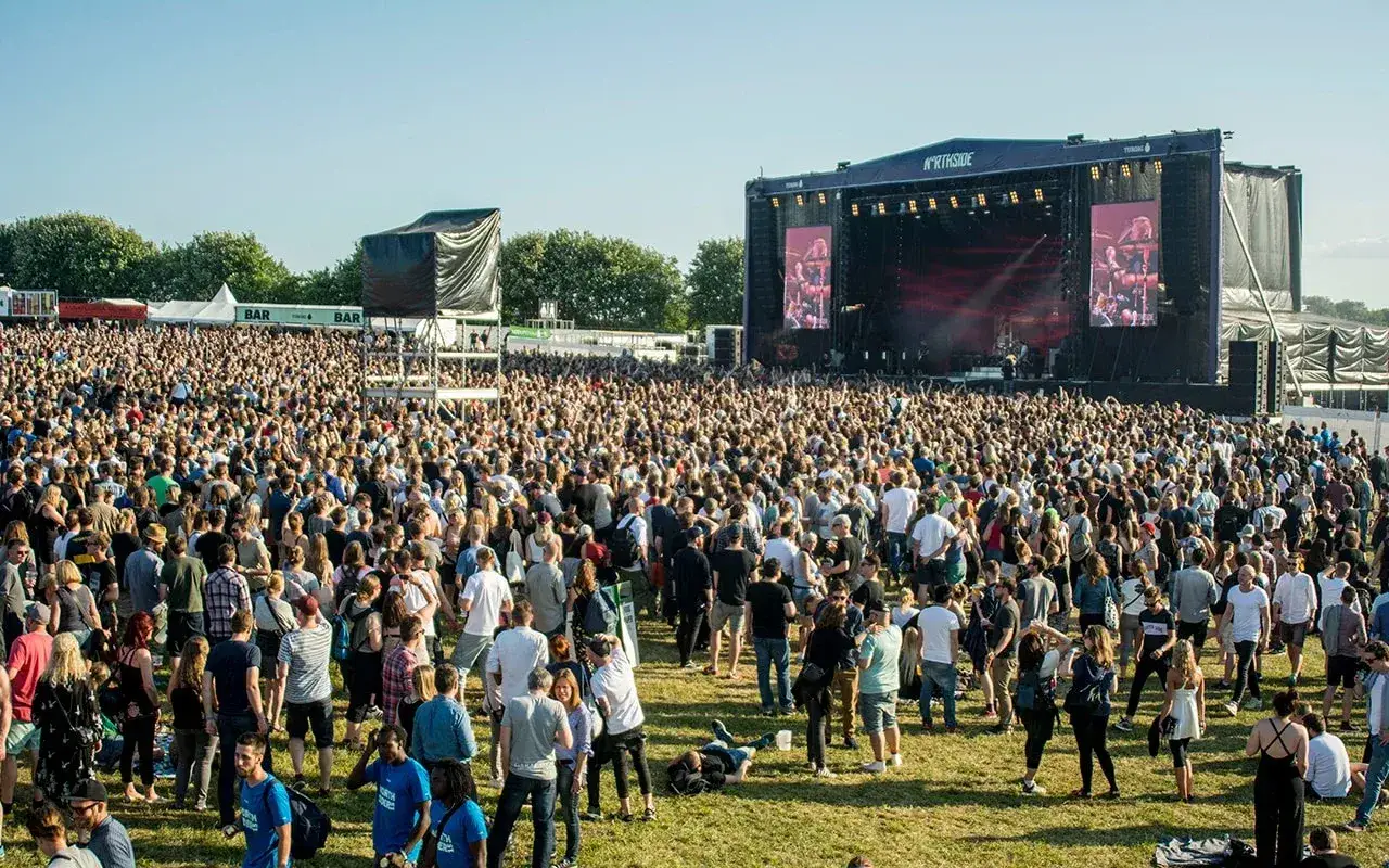 Riesige Menschenmenge feiert beim Northside Festival vor einer gro&szlig;en B&uuml;hne.