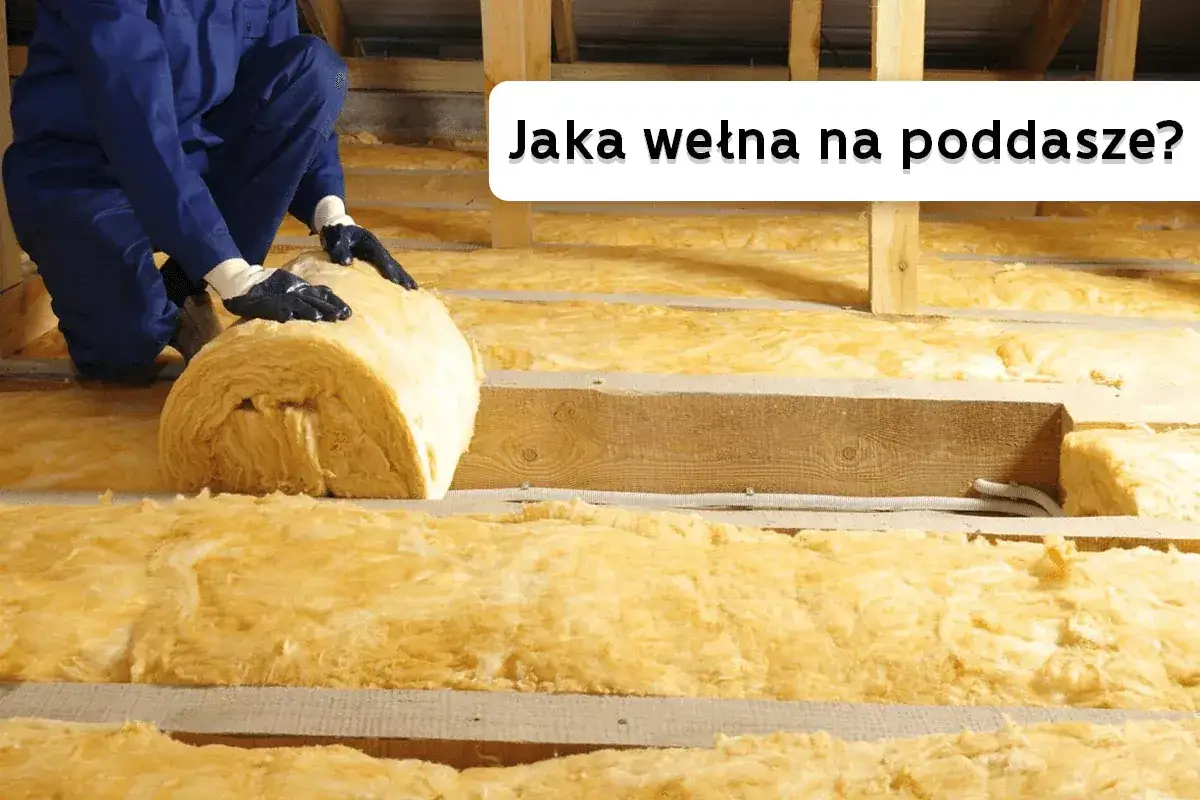 Osoba w niebieskim kombinezonie układa wełnę mineralną na poddaszu. To kluczowy etap prac, by wybrać, jaka wełna na poddasze będzie najlepsza.