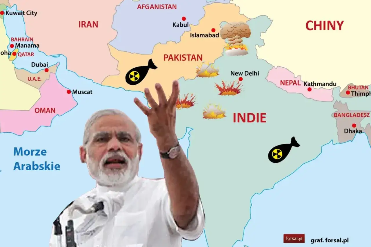Napięta sytuacja między Indiami a Pakistanem, z symbolicznymi bombami atomowymi i wybuchami na mapie.