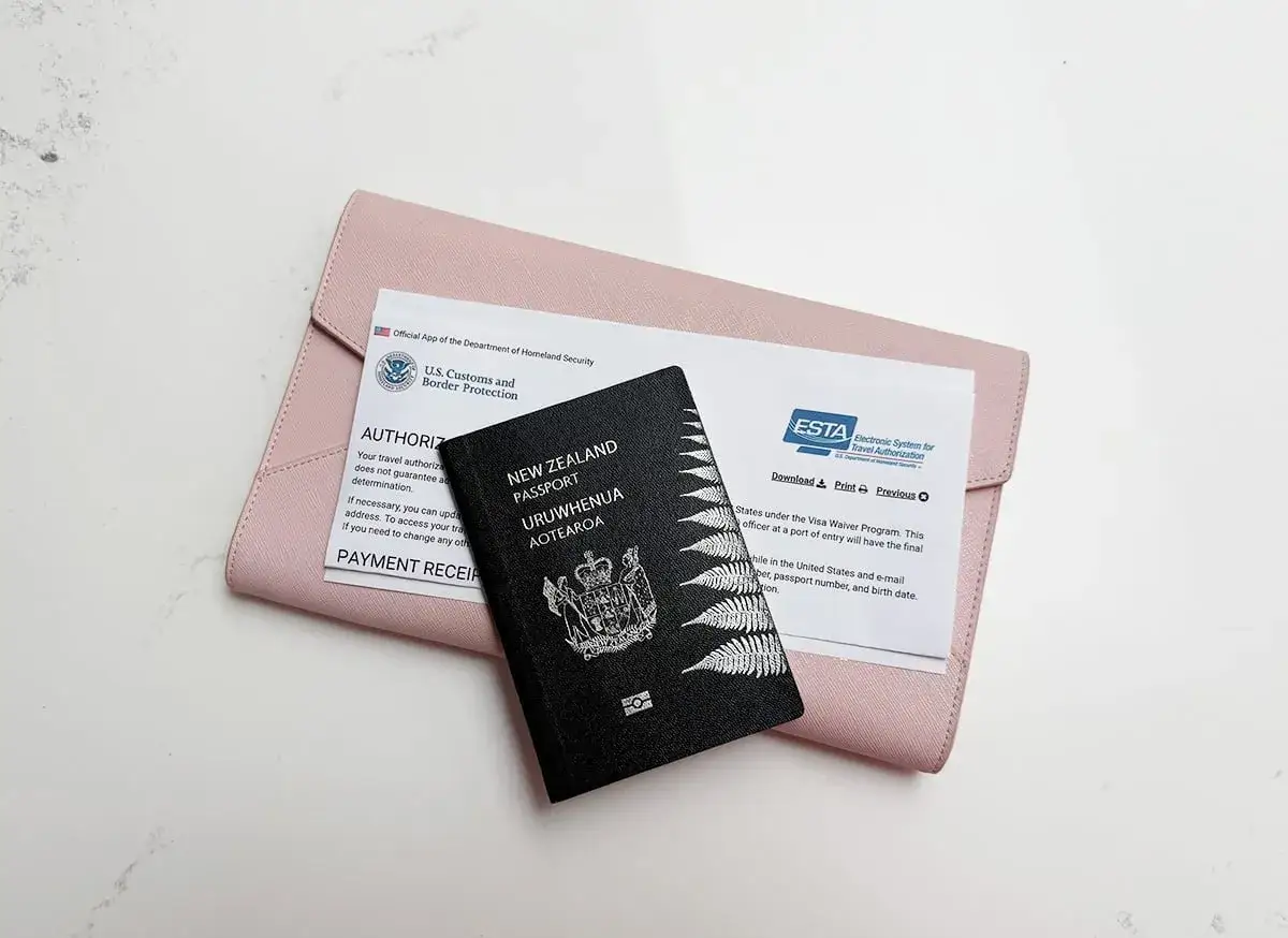 Paszport Nowej Zelandii i dokument ESTA. Zastanawiasz się, ile kosztuje ESTA? To klucz do podróży do USA.
