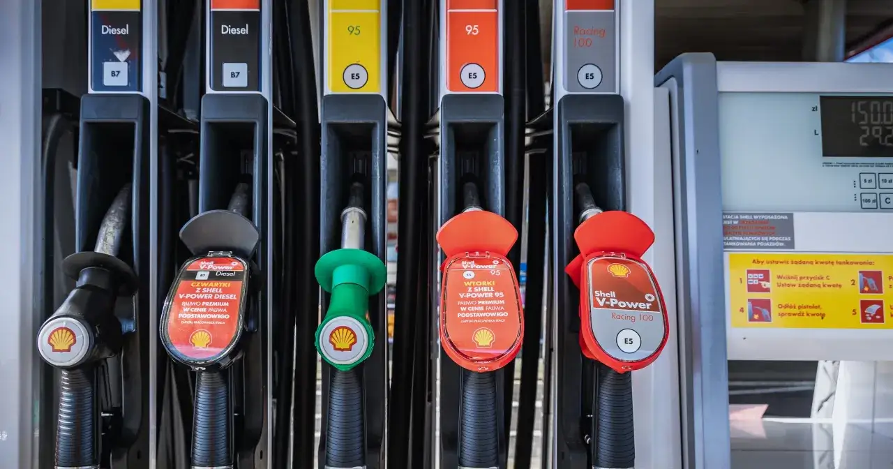 Pistolety do paliwa na stacji Shell. Promocja na paliwo V-Power Diesel i 95 w cenie podstawowego.