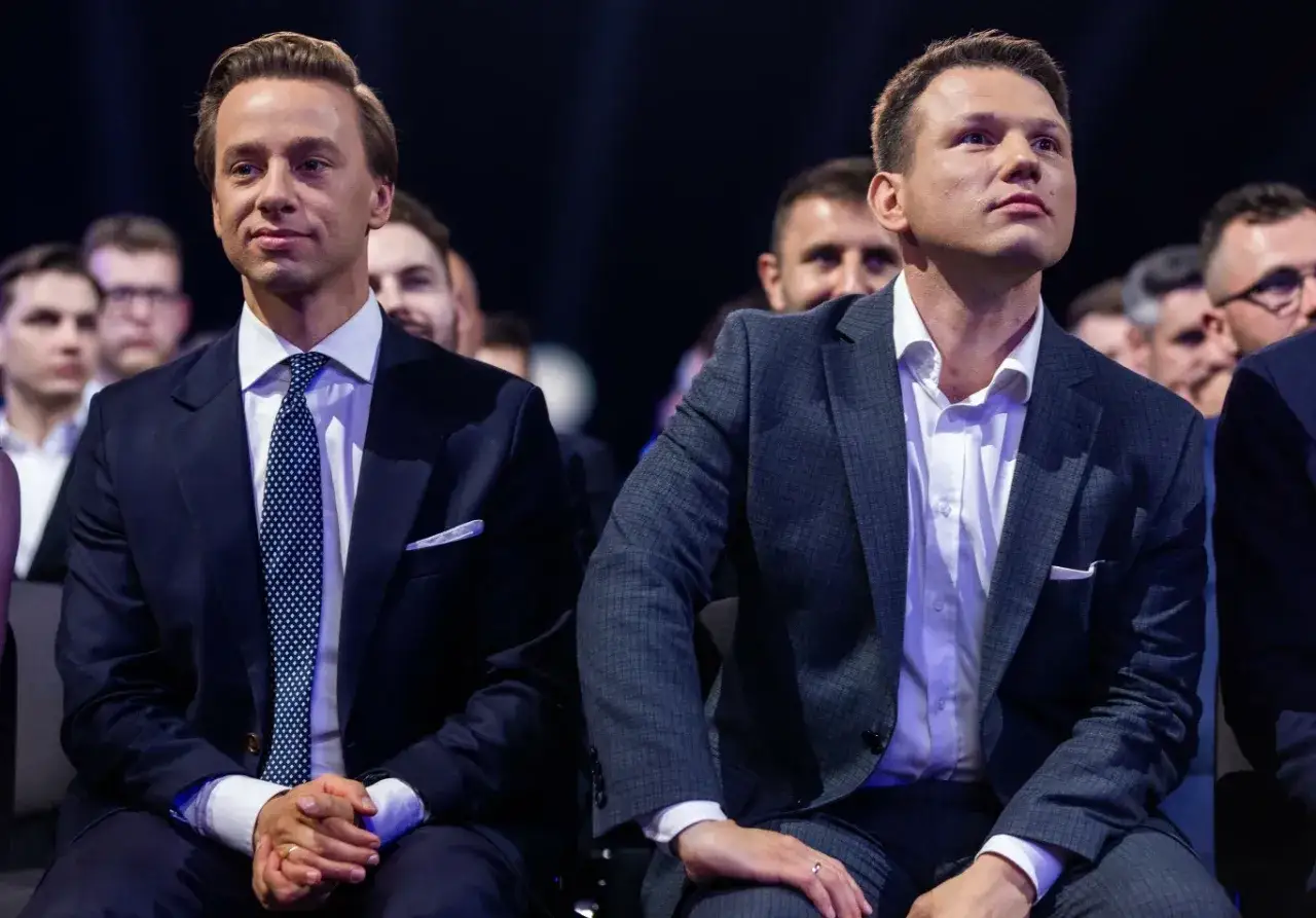 Dwóch mężczyzn w garniturach, Sławomir Mentzen i Krzysztof Bosak, siedzi obok siebie. Czy wewnątrz Konfederacji dojdzie do rozłamu przed majowymi wyborami prezydenckimi?