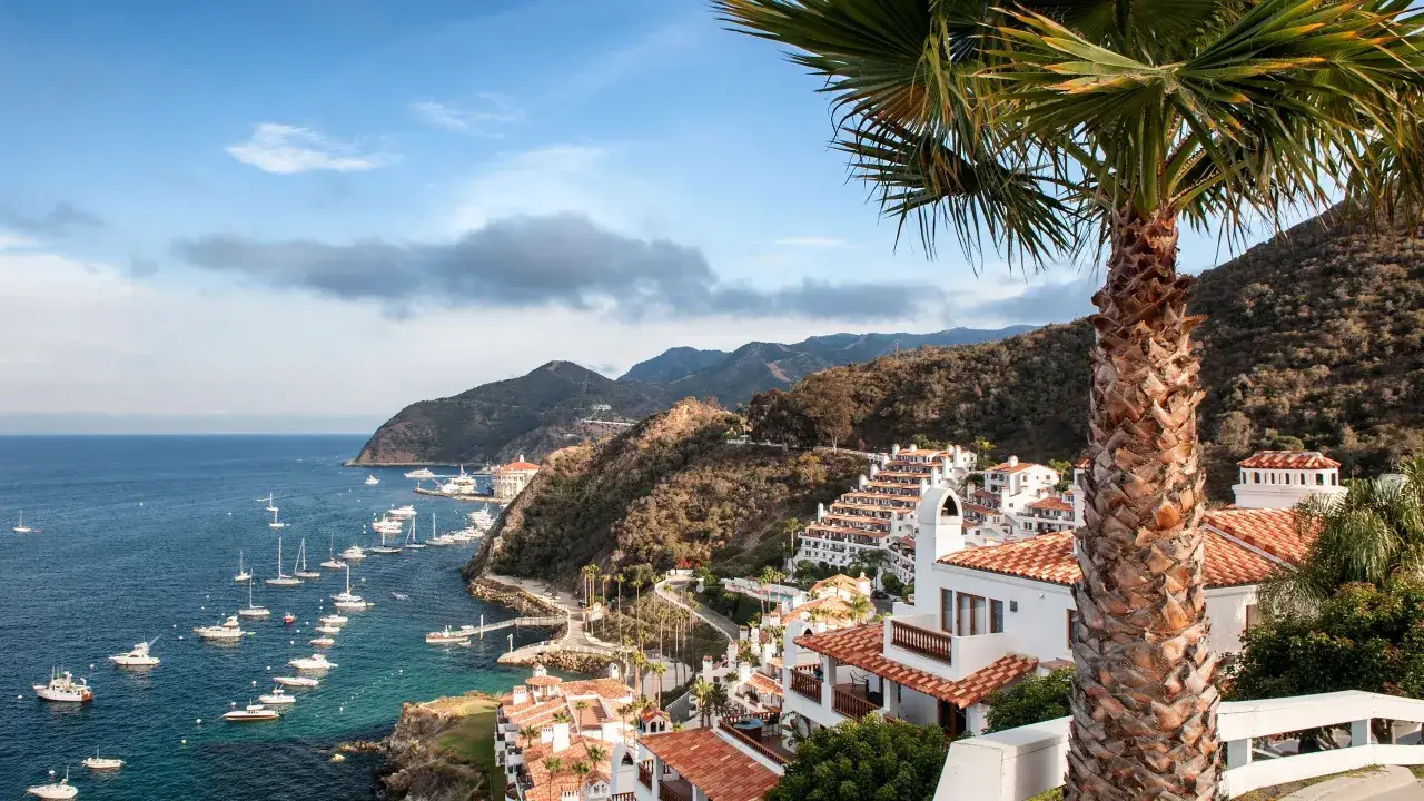 Traumhafte Küstenlandschaft mit weißen Häusern und Yachten im Meer. Perfekt für die besten Reiseziele im Juli.