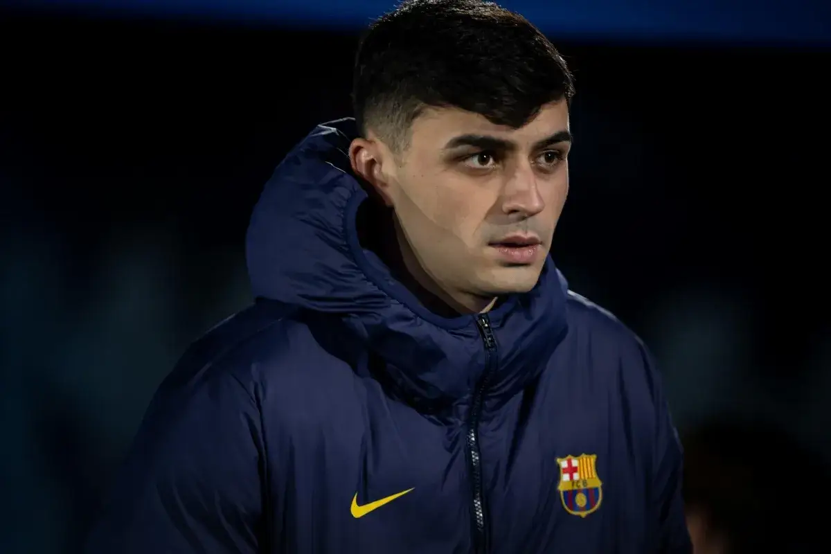 Pedri w zimowej kurtce FC Barcelony, zmartwiony, być może z powodu kontuzji.