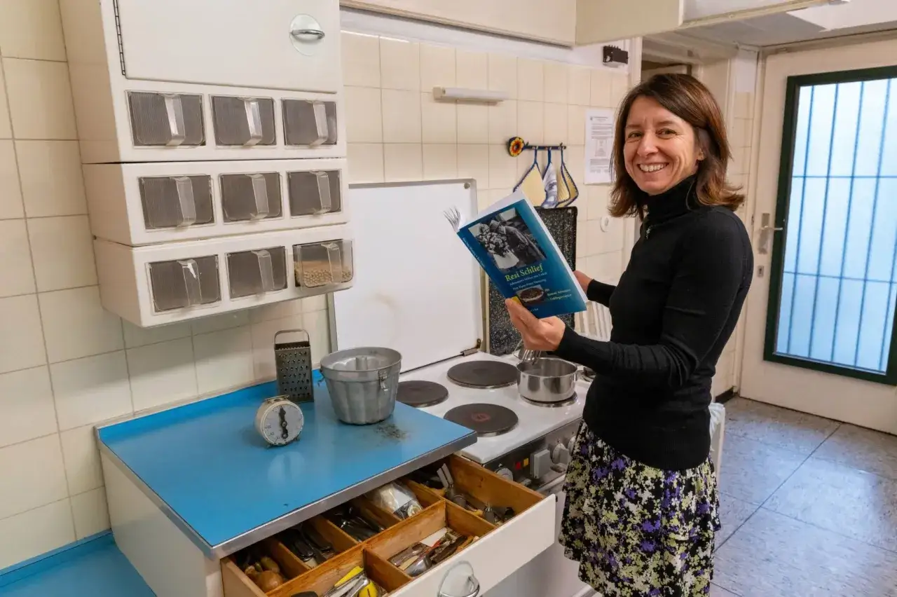 Frau h&auml;lt ein Buch mit Rezepten von Konrad Adenauers Mutter.