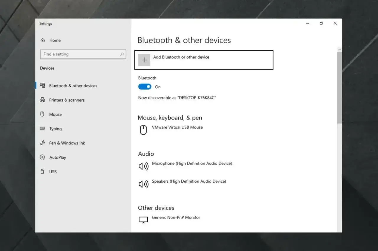 Ustawienia Bluetooth w Windows 10: włączony przełącznik Bluetooth, widoczna opcja dodania urządzenia.