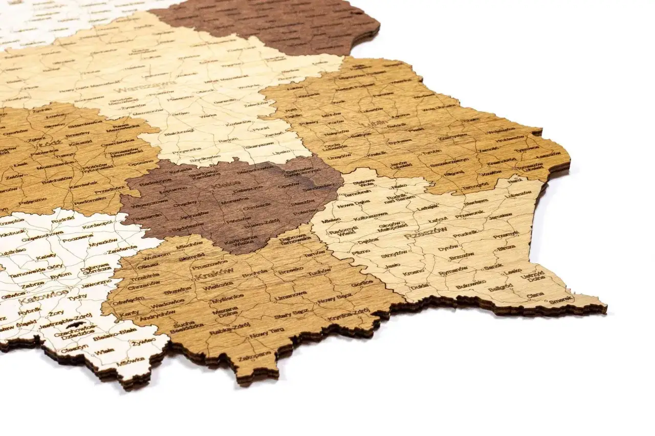 Drewniana mapa Polski na ścianę z zaznaczonymi miastami i granicami wojew&oacute;dztw.