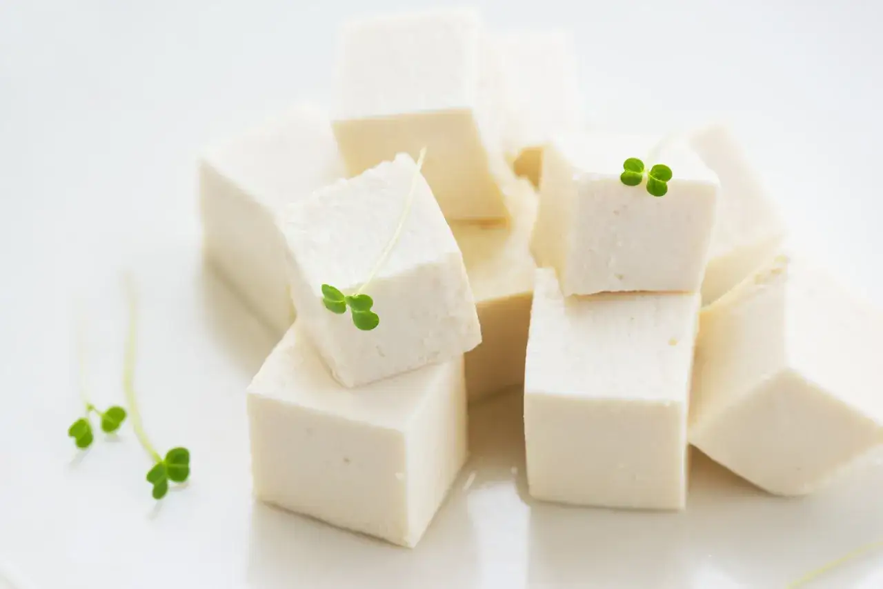Kostki świeżego tofu, idealne do przygotowania pysznych dań. Dowiedz się, jak zrobić tofu w domu!