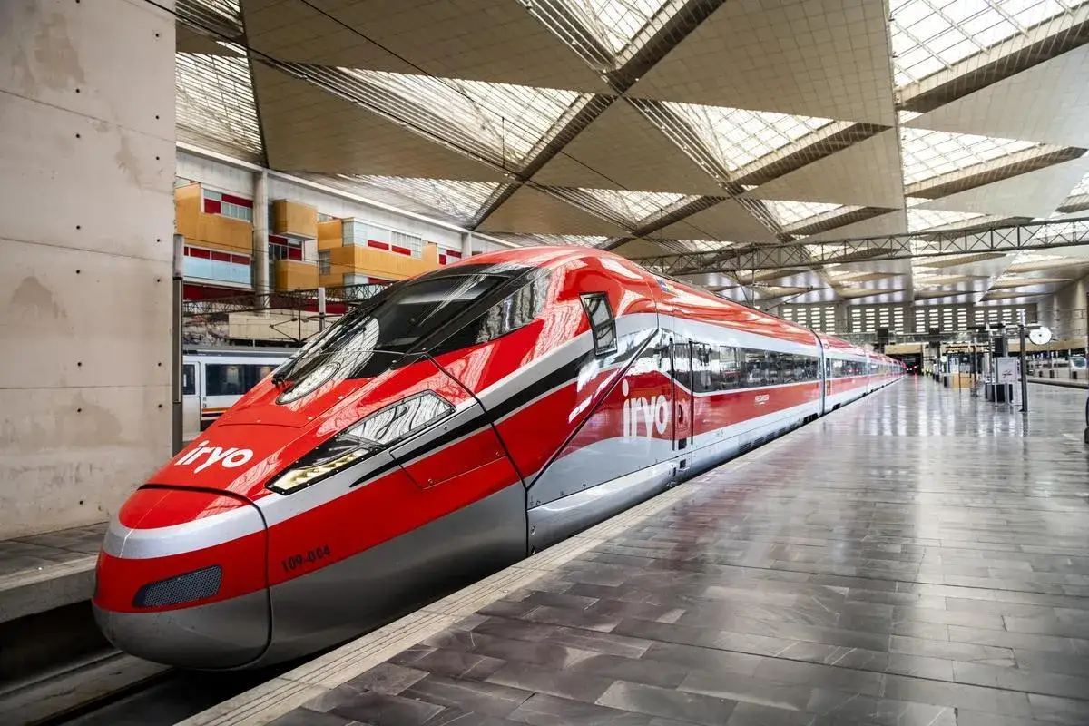 Tren Iryo rojo y plateado en estación, listo para viajar de Barcelona a Córdoba.