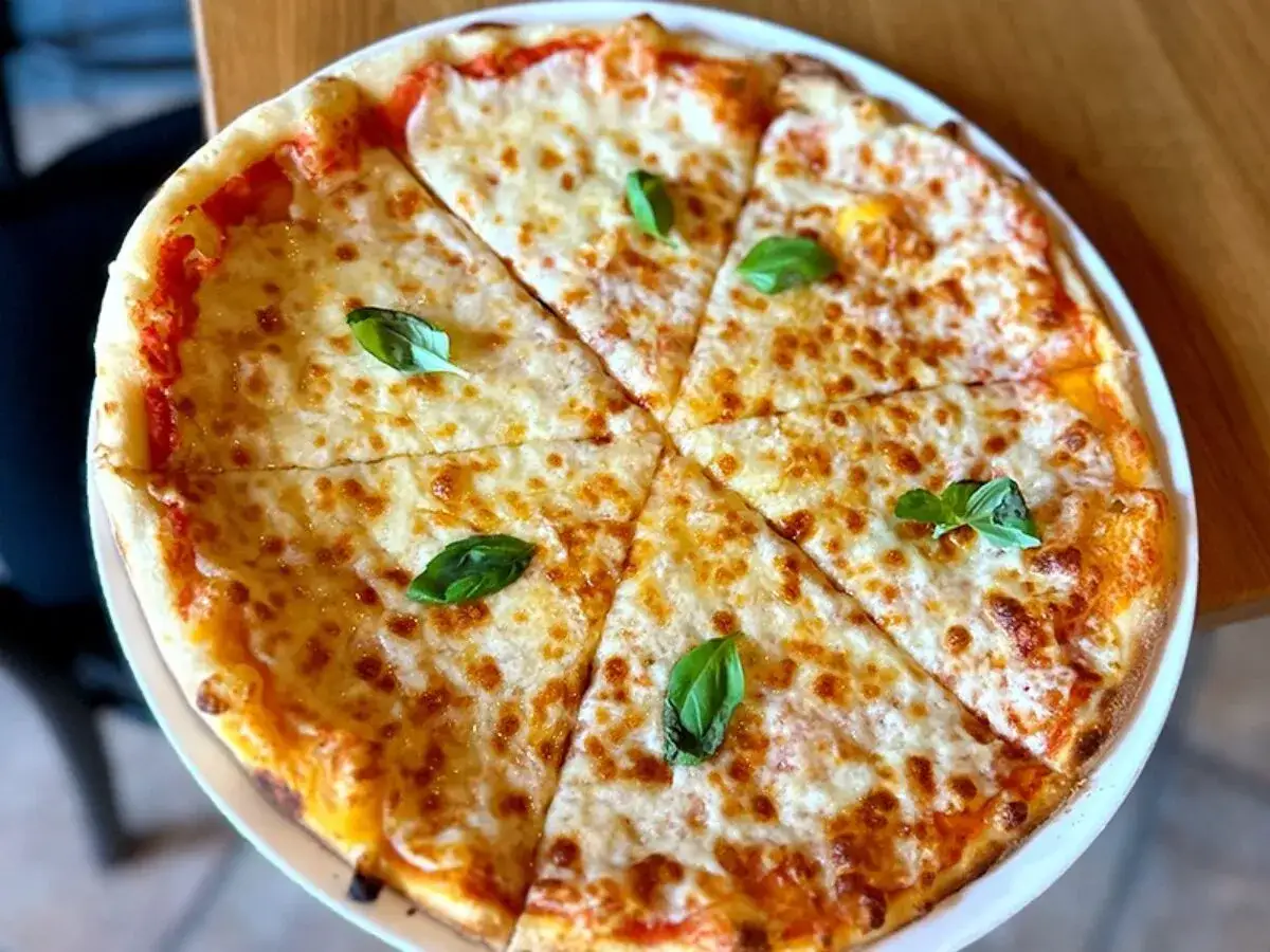 Duża pizza 40 cm z różnymi składnikami