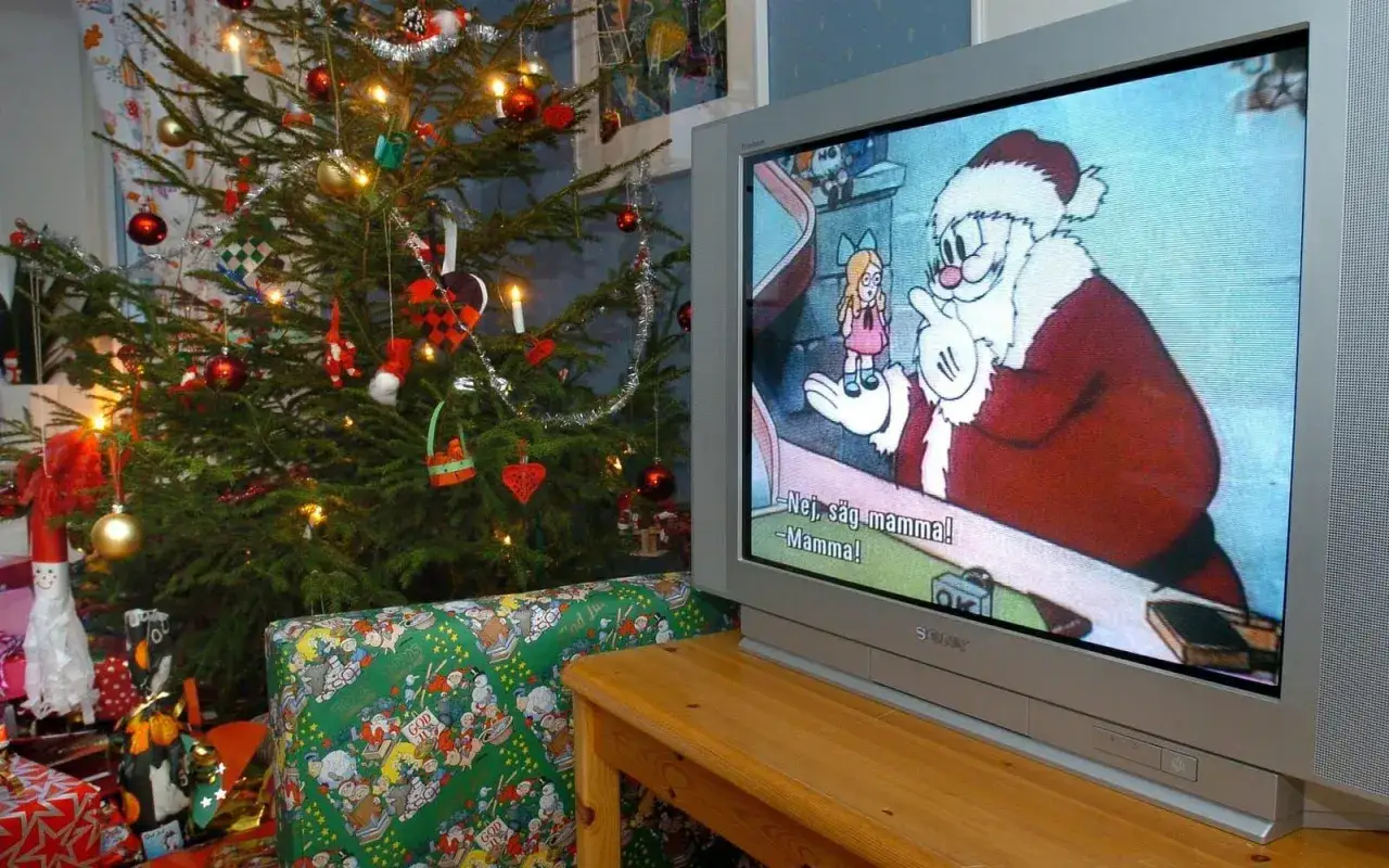 Julgranen är klädd och Kalle Anka rullar på TV:n. En klassisk julafton med fakta om hur man firar.