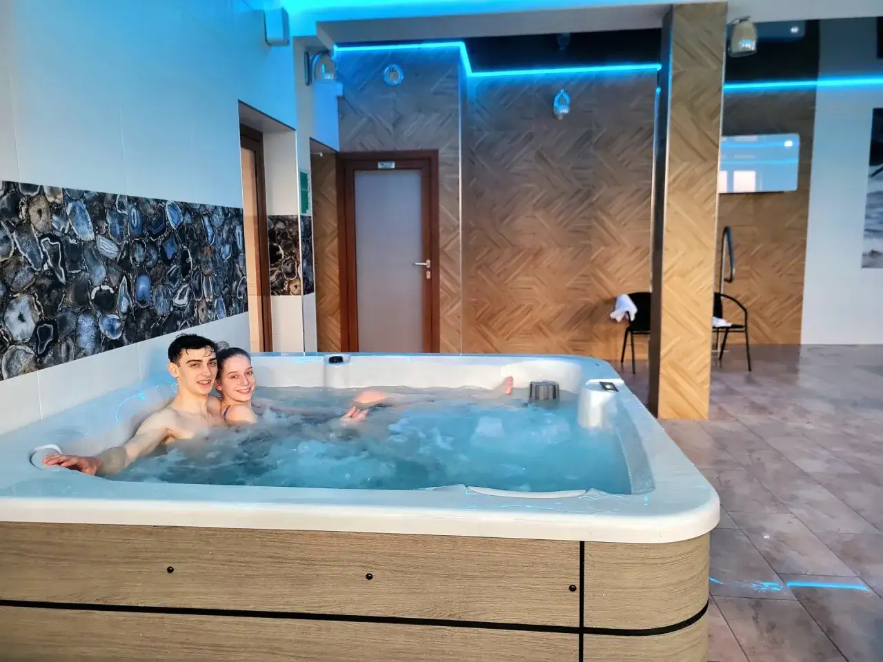 Para relaksu w domach wczasowych Jastrzębia Góra: para cieszy się jacuzzi z bąbelkami.