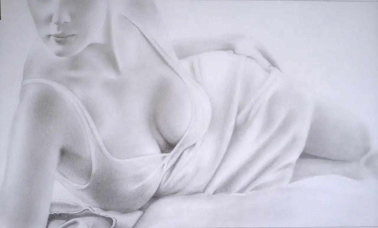 Dessin coquin d'une femme allongée, le tissu de sa robe glissant sur sa poitrine.