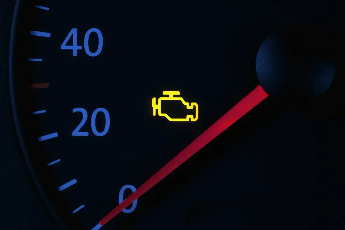 Kontrolka check engine świeci się. Czy można jeździć? To pytanie zadaje sobie wielu kierowców.