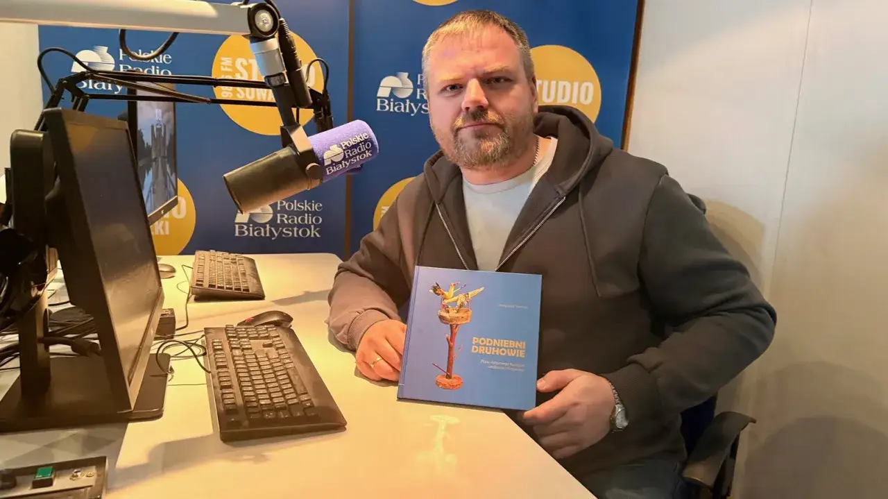 Pisarz w studiu Polskiego Radia Białystok prezentuje książkę