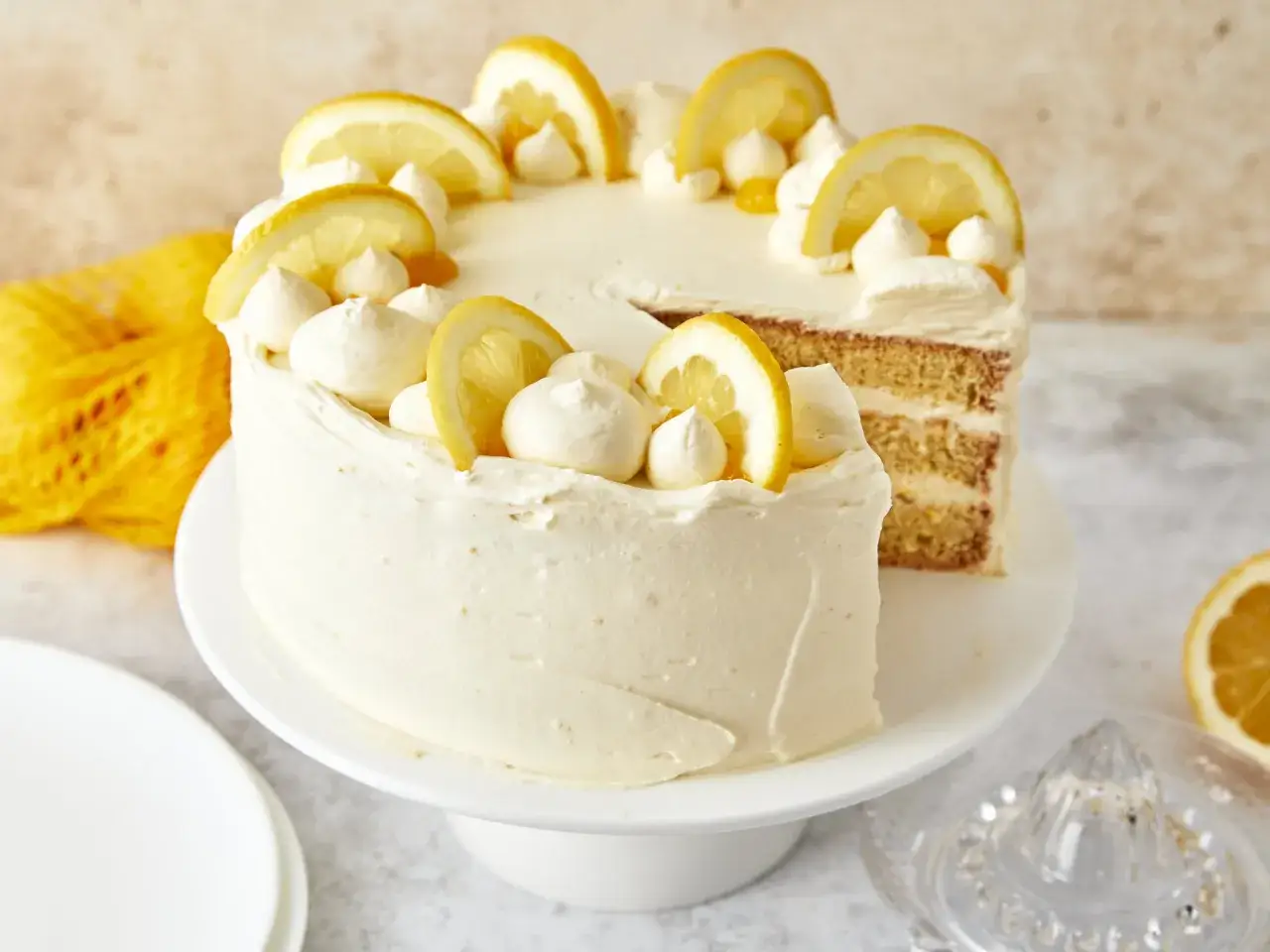 Ein k&ouml;stliches Zitronentorte Rezept, wie es Landfrauen backen. Frisch, fruchtig und perfekt dekoriert mit Zitronenscheiben und Baiser.