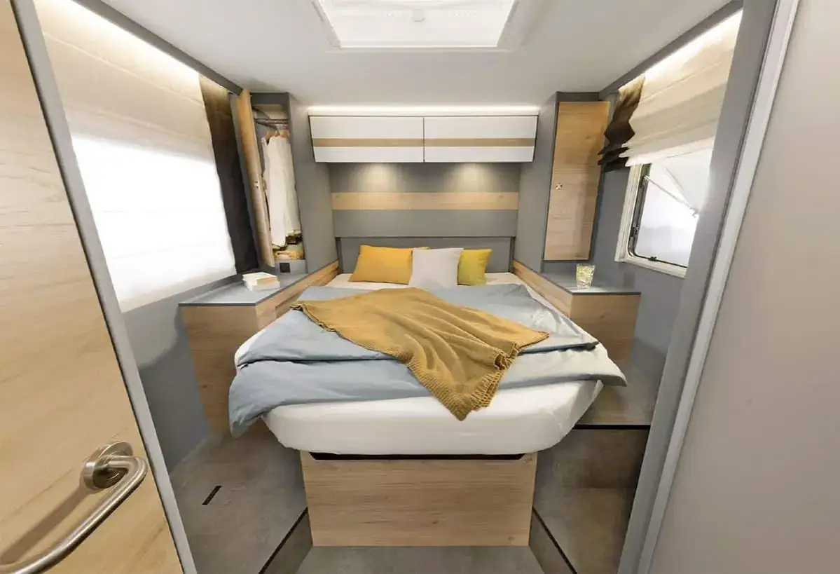 Chambre confortable d'un Challenger Mageo 118, avec un lit douillet, des rangements et une fenêtre lumineuse.