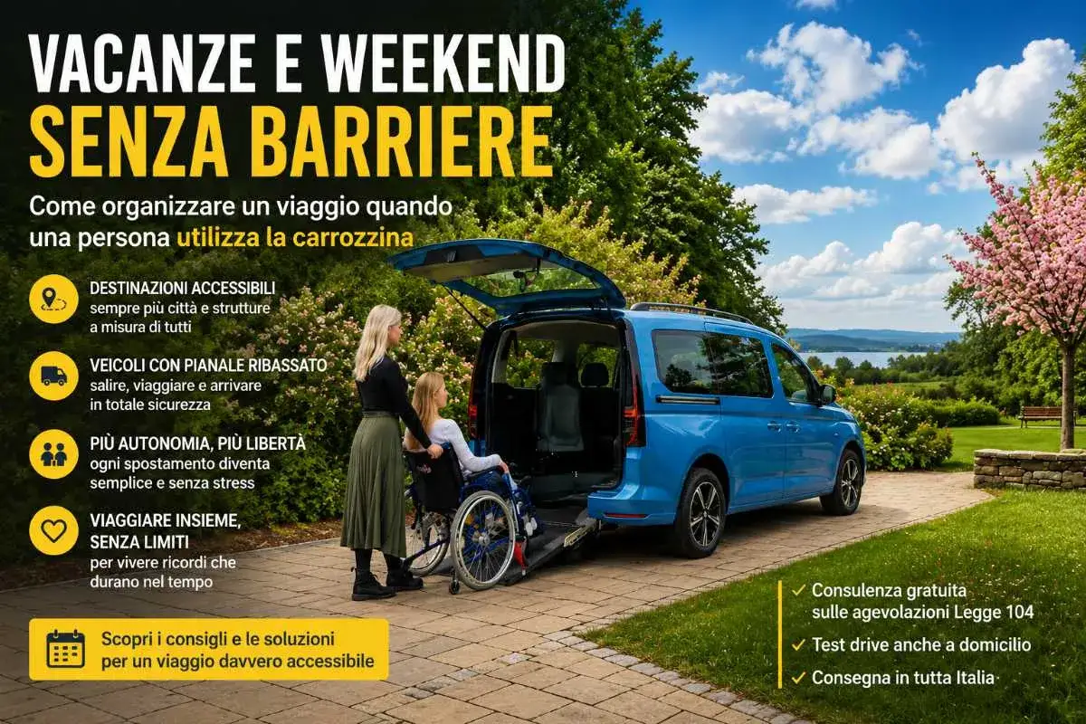 Donna in carrozzina sale su un furgone blu con pianale ribassato, evidenziando la facilità di viaggio e i sistemi di ritenuta per vacanze senza barriere.