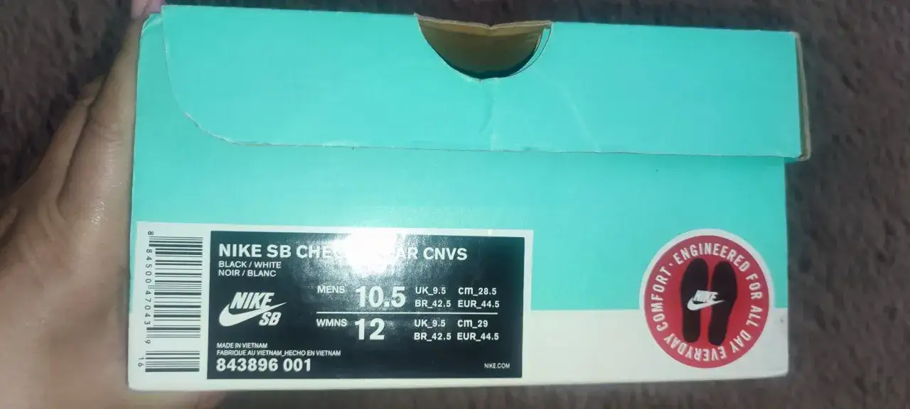 Pudełko Nike SB z rozmiarem 10.5 męskie, 12 damskie. Sprawdź metkę, kod kreskowy i naklejkę