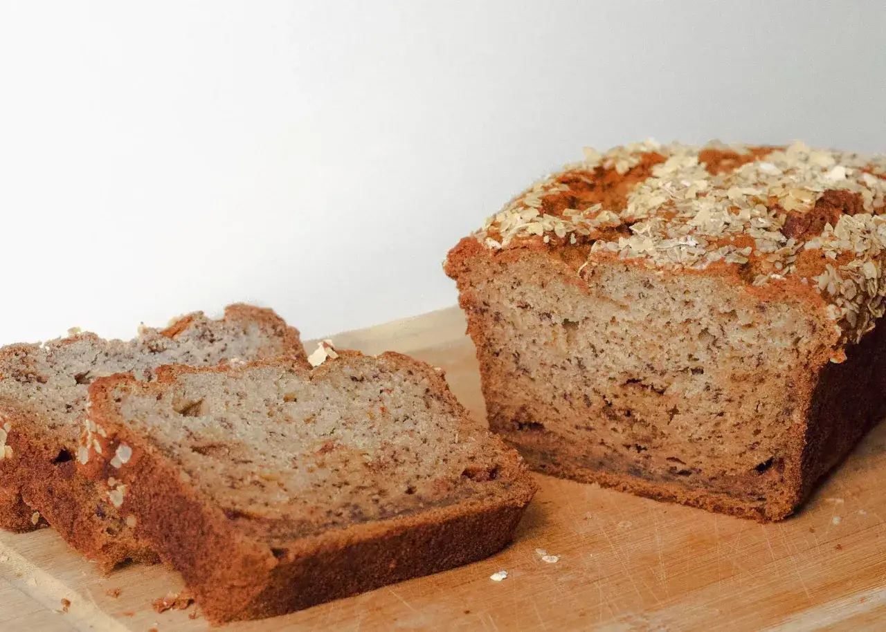 Délicieux banana bread aux pépites de chocolat, parsemé de flocons d'avoine. Une recette parfaite pour le goûter !