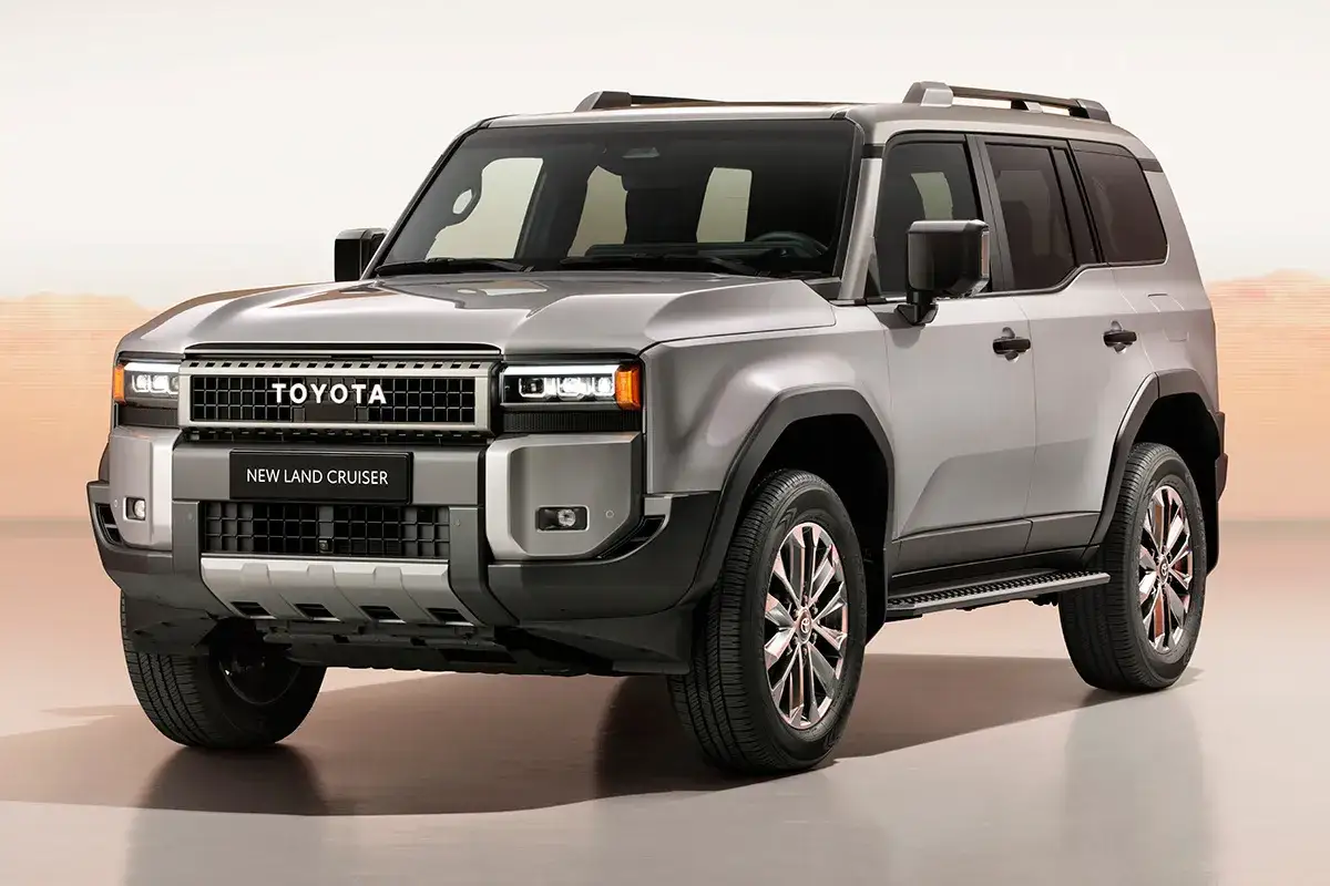 El nuevo Toyota Land Cruiser hdj 100, un todoterreno plateado con parrilla frontal distintiva y luces LED, listo para la aventura.
