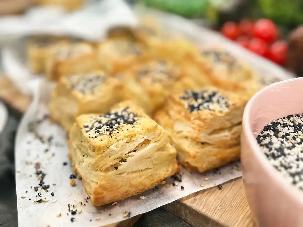 Små, fyrkantiga bakverk med sesamfrön och vallmofrön, perfekta för ett enkelt cookies recept.