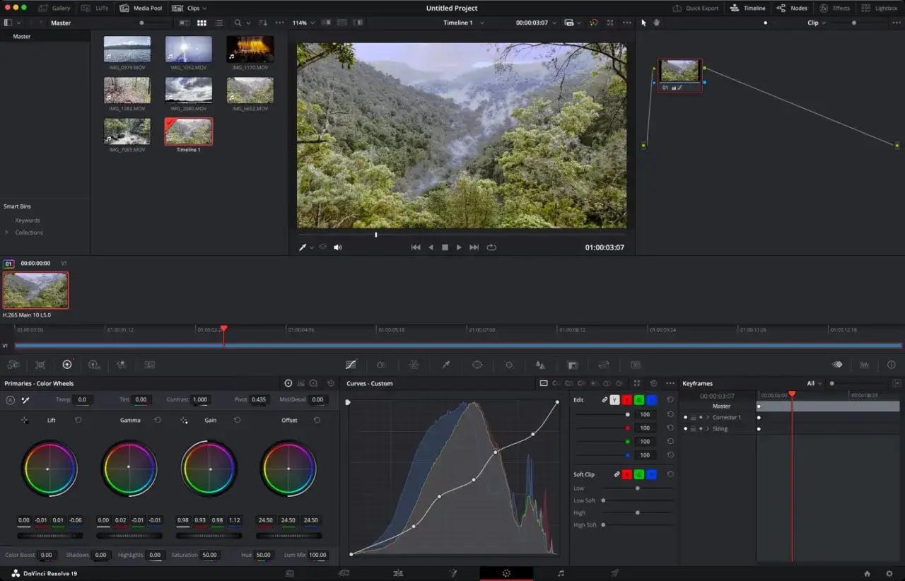 Interfaz de DaVinci Resolve, uno de los mejores editores de video para PC, mostrando edición de color y línea de tiempo.