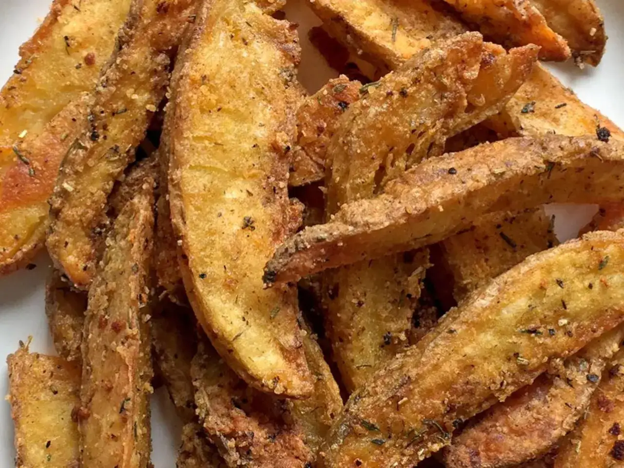 Patatas gajo crujientes y doradas, sazonadas con hierbas y especias, listas para disfrutar.