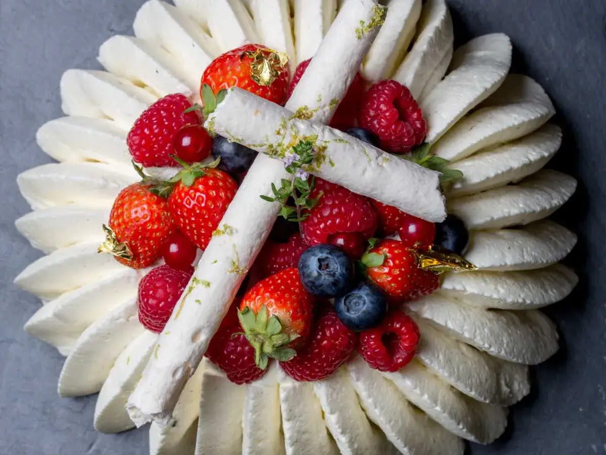 Pavlova aux fruits rouges, un dessert aérien dont l'origine pays est disputée entre l'Australie et la Nouvelle-Zélande.