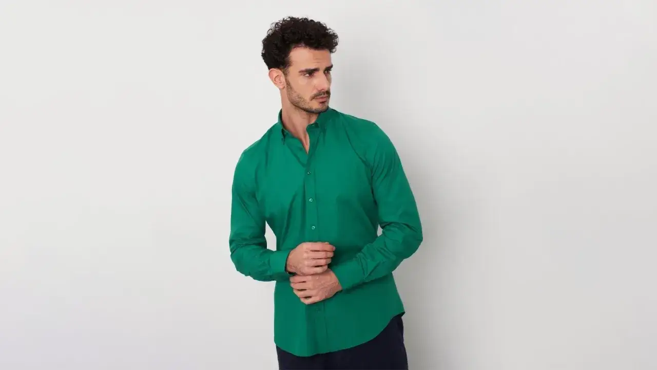 Uomo con camicia verde brillante, un perfetto abbinamento camicia verde uomo per un look moderno e audace.