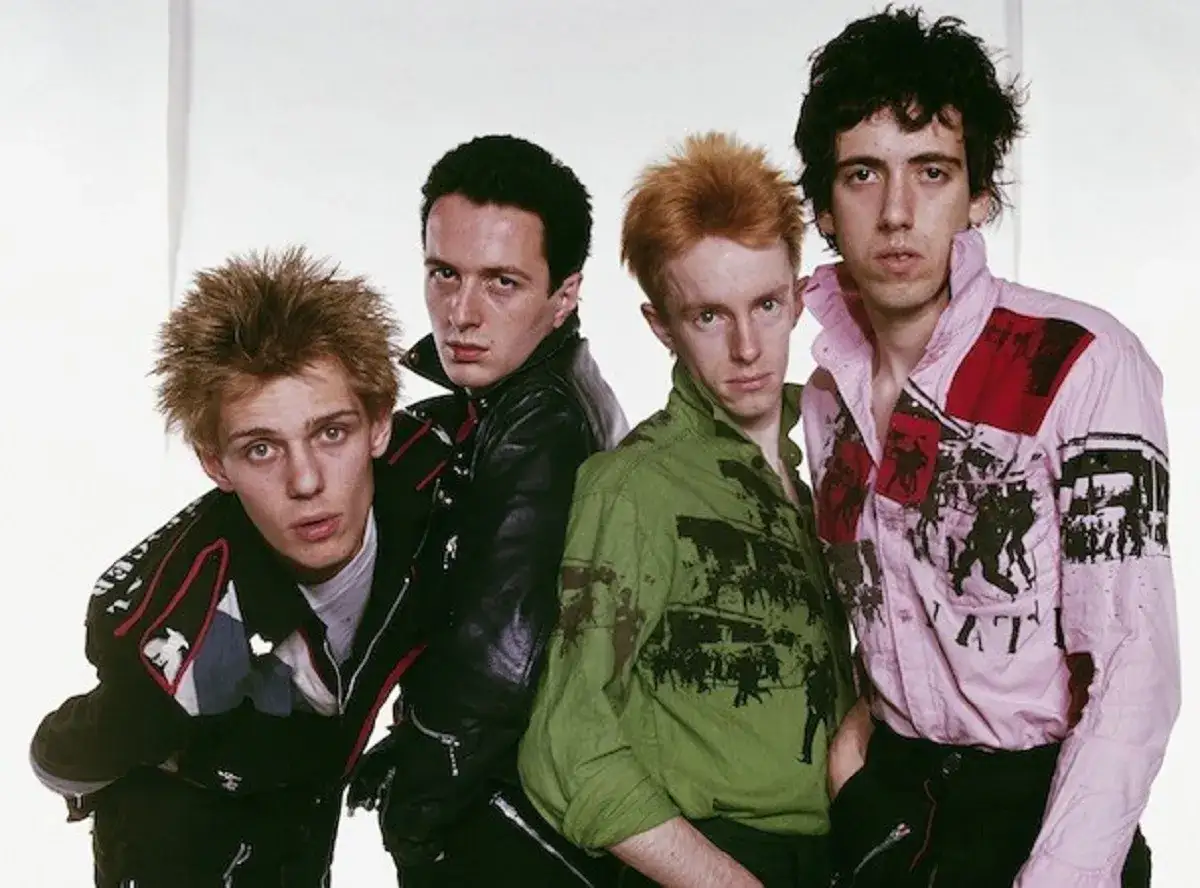 Medlemmar av The Clash poserar f&ouml;r en studiofotografering. Fr&aring;n v&auml;nster: Topper Headon, Paul Simonon, Mick Jones och Joe Strummer.