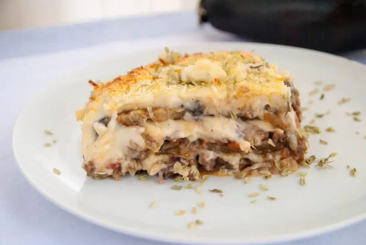 Porci&oacute;n de musaka casera, con capas de berenjena, carne picada y bechamel gratinada. &iexcl;Una deliciosa receta!