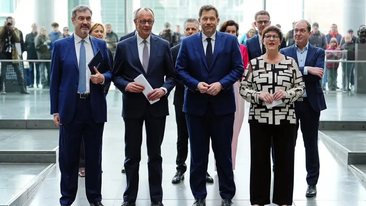 Politiker der CDU/CSU und SPD stehen zusammen. Sie repr&auml;sentieren die Regierungskoalition, welche Partei regiert Deutschland.