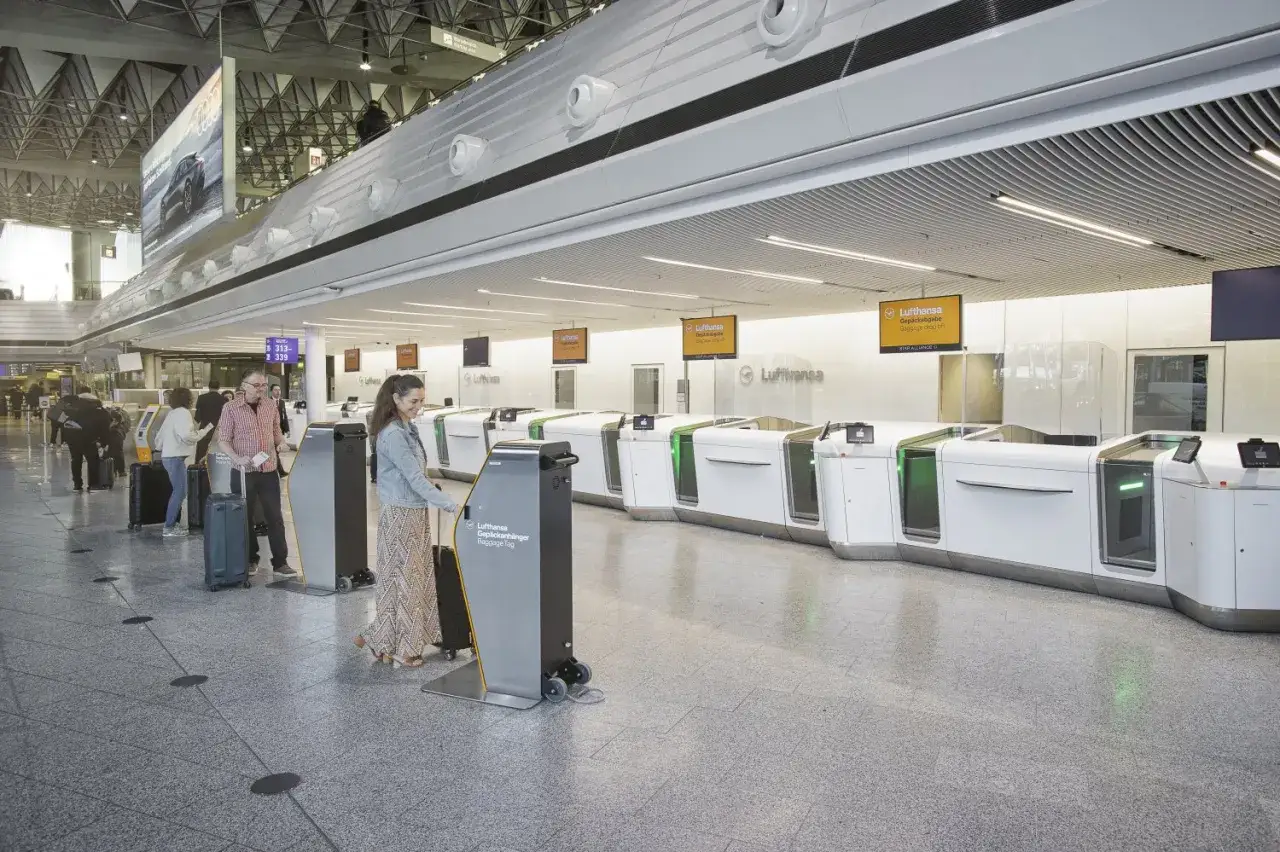 Lufthansa Gepäckermittlung Schalter am Flughafen
