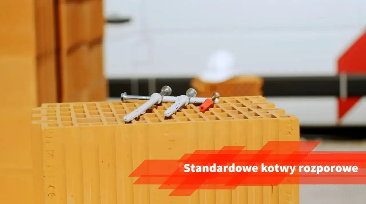 Standardowe kotwy rozporowe na pustaku ceramicznym, gotowe do mocowania.