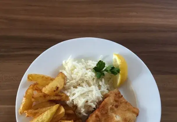 smażony dorsz z frytkami i surówką