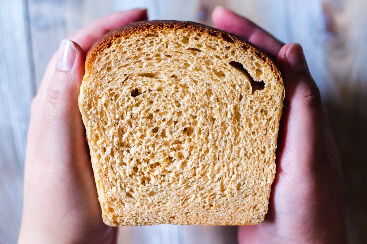 H&auml;r &auml;r en bit sirapslimpa, perfekt f&ouml;r ett gott sirapslimpa recept. Mjuk och gyllene med en h&auml;rlig textur.