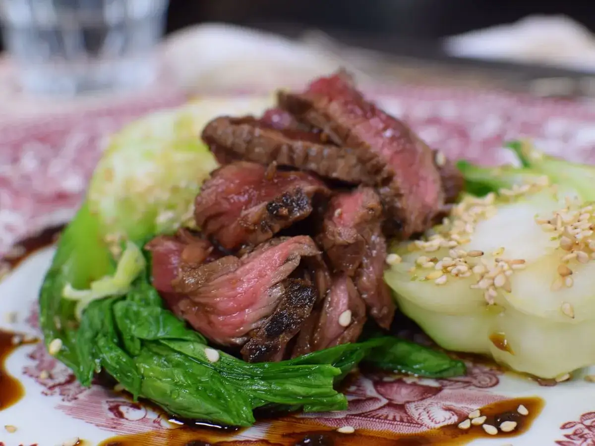 Skivat, saftigt nötkött med grönsaker och sesamfrön. Ett perfekt yakiniku recept för en smakrik måltid.