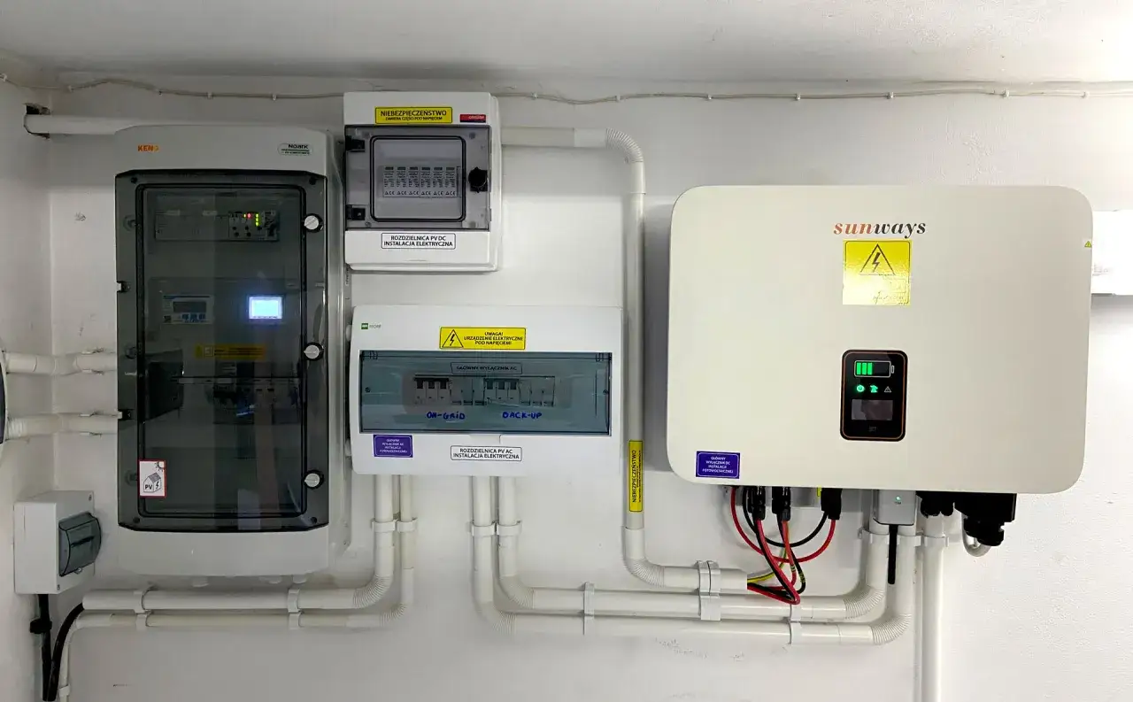 System magazynowania energii 10kW. Instalacja fotowoltaiczna z falownikiem Sunways i rozdzielnicami elektrycznymi.