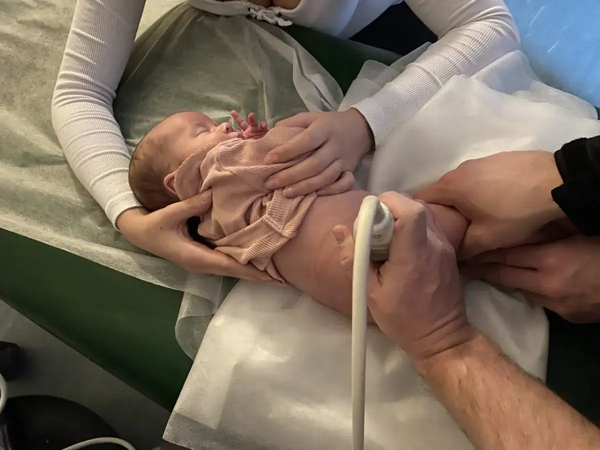 Jak ubrac dziecko na usg bioderek? Wystarczy luźny pajacyk, by łatwo odsłonić nóżki do badania.