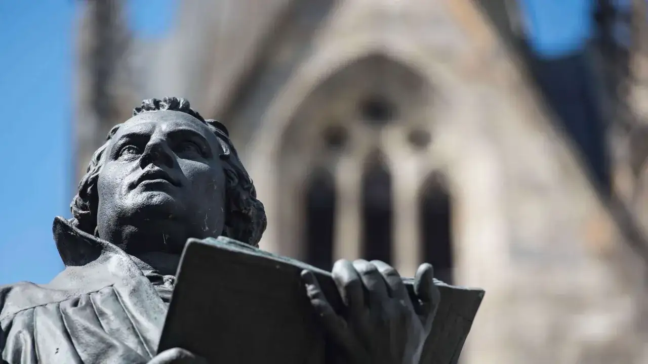 Martin Luther mit Buch, ein Symbol daf&uuml;r, was bedeutet evangelisch: Glaube, Freiheit, Reformation.