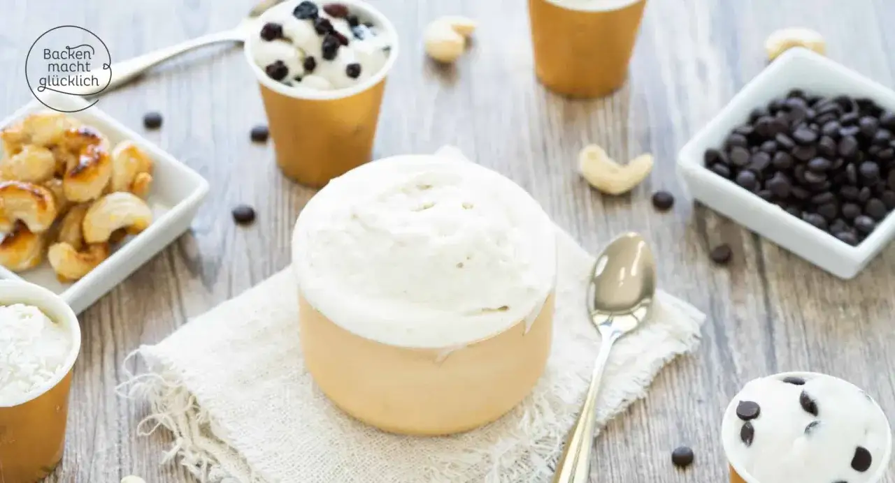 Cremiges Eis mit Ei, garniert mit Schokodrops und Cashewkernen. Ein Genuss für alle Sinne.