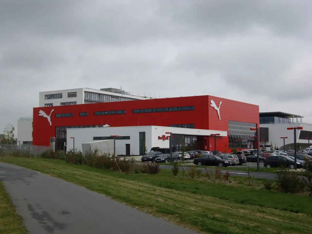 Siedziba firmy Puma, znanej na całym świecie, znajduje się w Niemczech. Budynek w jaskrawym kolorze czerwonym z charakterystycznym logo.