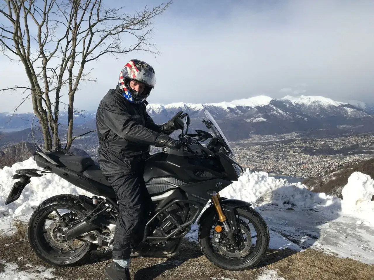 Motociclista con casco colorato ammira il 