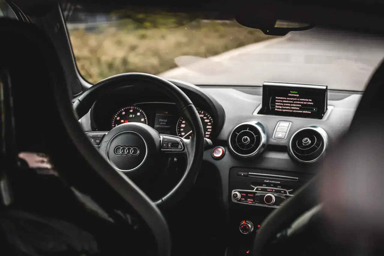Wnętrze Audi RS1: kierownica, deska rozdzielcza z ekranem multimediów i nawiewami. Gotowy do jazdy.